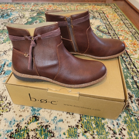 b.o.c. Shoes - NIB B.O.C. Leather Zip Up Wine Colored Booties, Size 9.5M Chic Trendy Cute